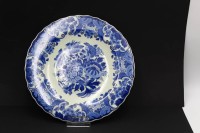 Auktion 366 / Los 9029 <br>gr. Wandteller und gr. Schale (Blumen&uuml;bertopf) Delft "RAAM" Blaumalerei, Teller Unterseite und Topfrand mit Chips, D-32 cm, H-16 cm, D-20 cm
