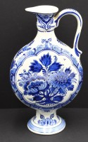 Auktion 366 / Los 9030 <br>gr. Weinkrug "Delft-Raam", Blaumalerei, H-28 cm