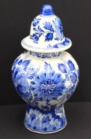 Auktion 366 / Los 9031 <br>Deckelvase, orig. Delfts RAAM, Blaumalerei, handgemalt, H-28 cm