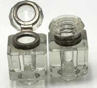 Auktion 366<br>2x Kristall-Tintenf&auml;sser, H-7 cm