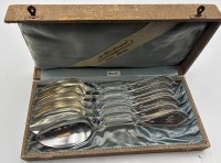 Auktion 366<br>6x Koch und Bergfeld "Bremer Lilie" Tafel-Löffel, Silber-800- in Kasten, zus. 290 gr