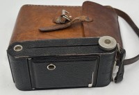 Auktion 366 / Los 14513 <br>Balgenkamera "Kodak" in Lederetui., gut erhalten