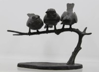 Auktion 366<br>Wilhelm Karl Robra (deutsch, 1876-1945), drei Vögel auf Ast, Bronze geschwärzt, sign., ca. H-19cm B-23cm
