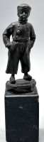 Auktion 366<br>unleserl. signierte kl. Bronze auf Marmorsockel (dieser mit kl. Chips), Holland-Junge, H-komplett 19 cm