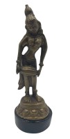 Auktion 366<br>Bronze Tempeltänzerin auf  Holzsockel, wohl Thailand, H-16 cm