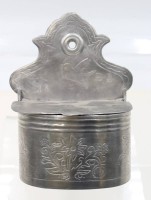 Auktion 366<br>Salzgefäß, Zinn, datiert 1814, Deckel mit Sinnspruch, Ulm, ca. H-16cm B-13cm T-8,5cm