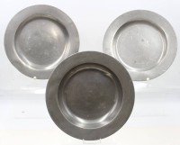 Auktion 366<br>3x Zinnteller, 19. Jhd., verso Monogramm "A.M.M.", 2x flache 1x tiefer Teller, ca. D-24,5cm