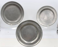 Auktion 366<br>3x flache Teller, Zinn, 18./19. Jhd., unterschiedliche Punzierungen, ca. D-24cm
