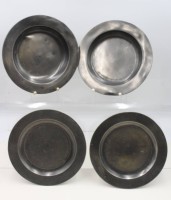 Auktion 366<br>4x Zinnteller, 19. Jhd., verso Monogramm "A.M.M.", 2x flache 2x tiefe Teller, ca. D-24,5cm