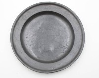 Auktion 366<br>Zinnteller von 1787, mittig Hirschbock, ca. D-22,5cm