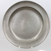 Auktion 366<br>gr. runde Zinn-Platte, monogrammiert, 19. Jhd., D-34cm