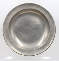 Auktion 366<br>gr. runde Zinn-Schale, datiert 1863 und Namensgravur, Schlüsselpunze, D-37,5cm