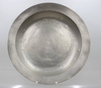 Auktion 366<br>gr. runde Zinn-Schale, 19. Jhd., Namensgravur, Schlüsselpunze, D-39,5cm