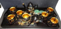 Auktion 366<br>Teeservice, chines./japan. Lackarbeit, Drachendekor, 22 Teile, Tablett 28x57 cm, für 6 Personen, mit 6 Löffel und Zuckerzange, Sahnekännchen-Ausguss mit kl. Farbabplatzer