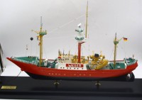 Auktion 366<br>Holz Schiffsmodell "Feuerschiff Weser"  in Glaskasten (dieser zum Stecken? komplett anbei), H-46 cm, L-76 cm