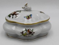 Auktion 366<br>ovale Deckeldose"Herend " Dekor Rothschild, H-10, cm, 14x10 cm, Hase als Deckelbekrönung
