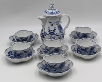 Auktion 366<br>Mokkakanne mit 6 Tassen/U.T., "Meissen" Zwiebelmuster, alle U.T. 1.Wahl, Rest mit Unterstrich, 13 Teile