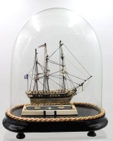 Auktion 366<br>"Prisoner of War" Knochenschiff, Frankreich, um 1800, Bein/Holz, unter Glassturz, Schiff ca. H-21,5cm L-21cm, Sturz ca. H-35cm B-30,5cm
