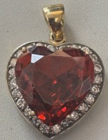 Auktion 366<br>massiver gr. Silber-925- Herzanhänger mit roten  Stein, umringt von klaren Steinen, vergoldet, 3,5x2,5 cm, 15,4 gr.