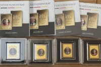 Auktion 366<br>8 kl. Barren Feingold-999- mit Portraits der Bundeskanzler, je 1/1000 Unze, Format:16,8x12mm,alle mit Zertifikat