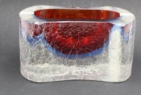 Auktion 366<br>Vintage Murano schwerer Eisglas-Kristallascher, rot/blau/klar, wohl Madruzzato, seitl. gedr&uuml;ckte Form, H-7 cm, 14x9 cm