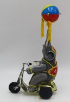 Auktion 366 / Los 12014 <br>Blechspielzeug "Elephant on bike" Chine, in OVP, H mit Ball -ca. 26 cm