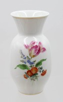 Auktion 366<br>Vase, Meissen, Schwertermarke, florale Bemalung, 1. Wahl, ca. H-18,5cm