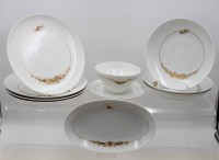 Auktion 366<br>9x Speiseservice-Teile, Rosenthal, Romance in gold, Wiinblad, 4x flache Teller, 3x tiefe Teller, Schale und Sauciere