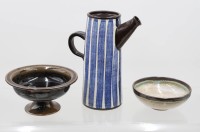 Auktion 366 / Los 9042 <br>3tlg. Keramik-Konvolut, 1x gemarkt, Kanne, kl. Tafelaufsatz und Schale, Kanne H-20,5cm