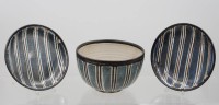 Auktion 366 / Los 9045 <br>3 Teile Kunstkeramik, gemarkt, Schale und 2 Teller, ca. H-10,5cm D-17cm