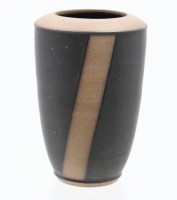 Auktion 366 / Los 9049 <br>Vase, Kunstkeramik, gemarkt, braun/schwarz, H-15,5cm