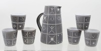 Auktion 366<br>Keramik-Krugset, Modell 339, der Kunstt&ouml;pferei Marschner, Krug mit 6 Bechern, 1x Becher gerissen, Krug H-19,5cm