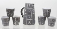 Auktion 374<br>Keramik-Krugset, Modell 339, der Kunstt&ouml;pferei Marschner, Krug mit 6 Bechern, 1x Becher gerissen, Krug H-19,5cm