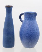 Auktion 366<br>Vase und Krug, blaue Glasuren, Karlsruhe u. B&uuml;ckeburg, ca. H-28,5cm