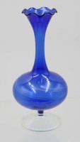 Auktion 366<br>kl. Kunstglasvase in blau, klarer Stand, d&uuml;nnes Glas, ca. H-19cm