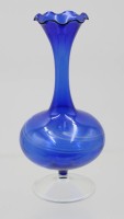 Auktion 374 / Los 10026 <br>kl. Kunstglasvase in blau, klarer Stand, d&uuml;nnes Glas, ca. H-19cm
