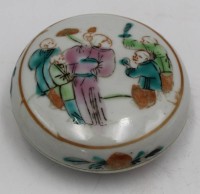 Auktion 366<br>China Deckeldose mit Figurenbemalung, H-4,5 cm, D-9 cm