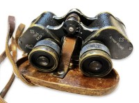 Auktion 366<br>Schweizer Armee Fernglas, Kern Aarav 1945, in Tasche, Funktion nicht gepr&uuml;ft, Alters &amp; Gebrauchsspuren