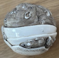 Auktion 366<br>gr. kugelf&ouml;rmige Netsuke, Taguanuss, zweifarbig, signiert, Ratten