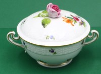 Auktion 366<br>Deckeldose "Herend" Blumen, rote Deckelrose, Hca. 10 cm, B-mit Henkel ca. 14 cm