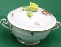 Auktion 366<br>Deckeldose "Herend" Blumen, gelbe Deckelrose, minimalst bestossen, H-ca. 10 cm, B-mit Henkel ca. 14 cm