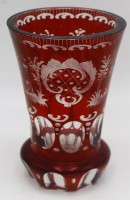 Auktion 366<br>Ranftbecher, b&ouml;hmisches Rubinglas mit Barockschliff, H-13 cm