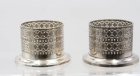 Auktion 366<br>Paar Flaschenhalter, J&uuml;rst, versilbert, 1x Druckstelle, ca. H-8,8cm