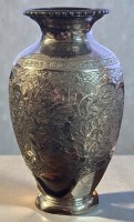 Auktion 366<br>Silbervase, arabisch gepunzt und verziert, Stand etwas verdellt, 198 gr., H-13,5 cm