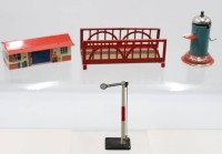 Auktion 366 / Los 12018 <br>Blechhaus, Br&uuml;ckenteile, L&auml;utwerk und Signal, Spur 0, L&auml;utwerk H-11cm