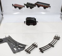 Auktion 366 / Los 12019 <br>Tender, 3 Waggons und 3 Schienen, &auml;lter, Spur 0, Gebrauchsspuren