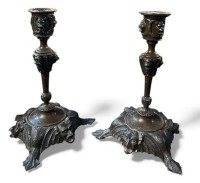 Auktion 366<br>Paar Bronzeleuchter, umlaufend Fratzen, H-19 cm