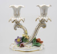 Auktion 366<br>2flammiger Leuchter, Dresden, aufgesetzte Bl&uuml;ten diese mit kl. Chips, ca. H-17,5cm