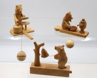 Auktion 366<br>3x div. russische Holz-Spiele, B&auml;ren, ca. H-11cm