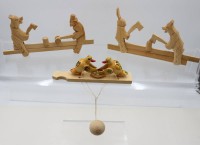 Auktion 366 / Los 12021 <br>3x div. russische Holz-Spiele, B&auml;ren, Hasen V&ouml;gel, 1x bemalt, ca. H-11cm B-24cm